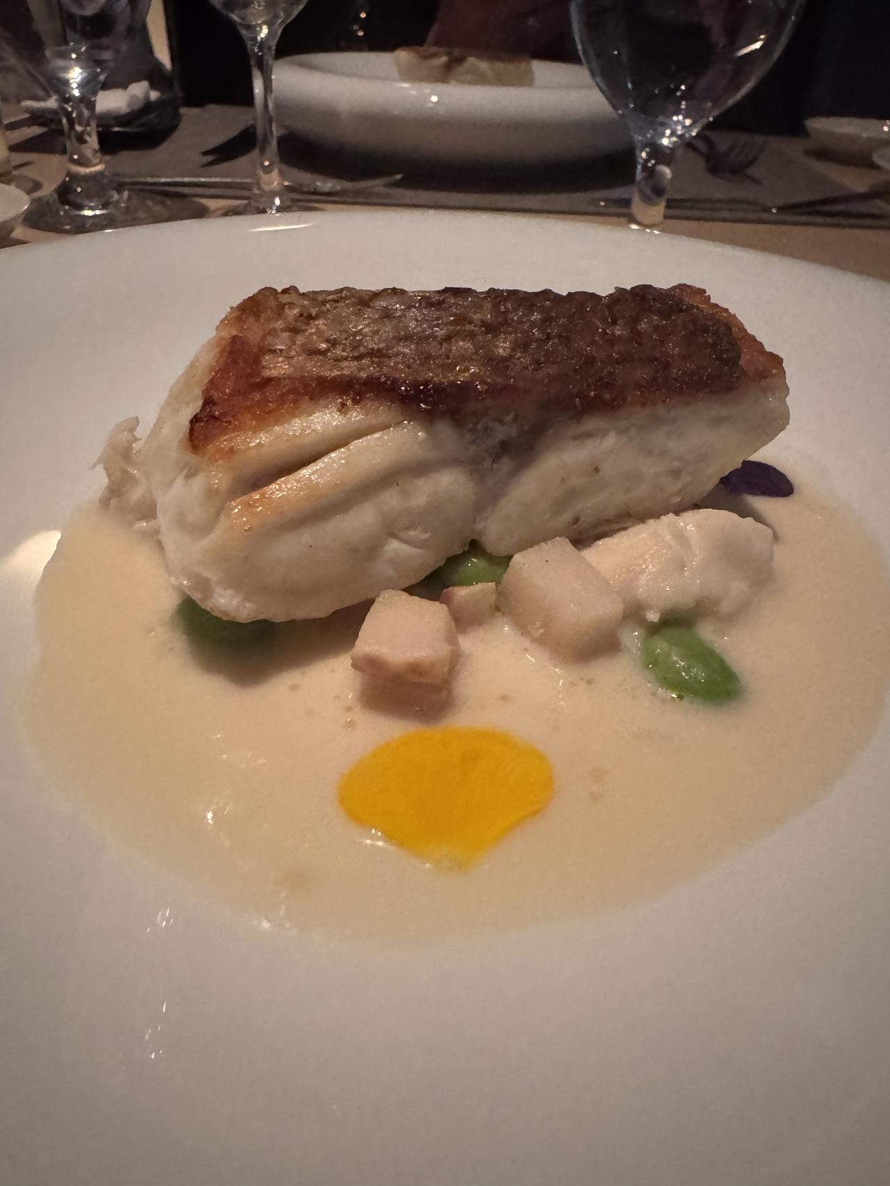 画像: 魚料理 鯛のポワレ　筍と枝豆のシーフードチャウダーソース　花飾り