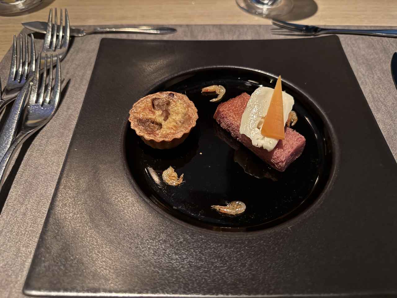 画像: アミューズ ポルチーニのプティキシュ　カマンベール＆ミモレットチーズのトースト