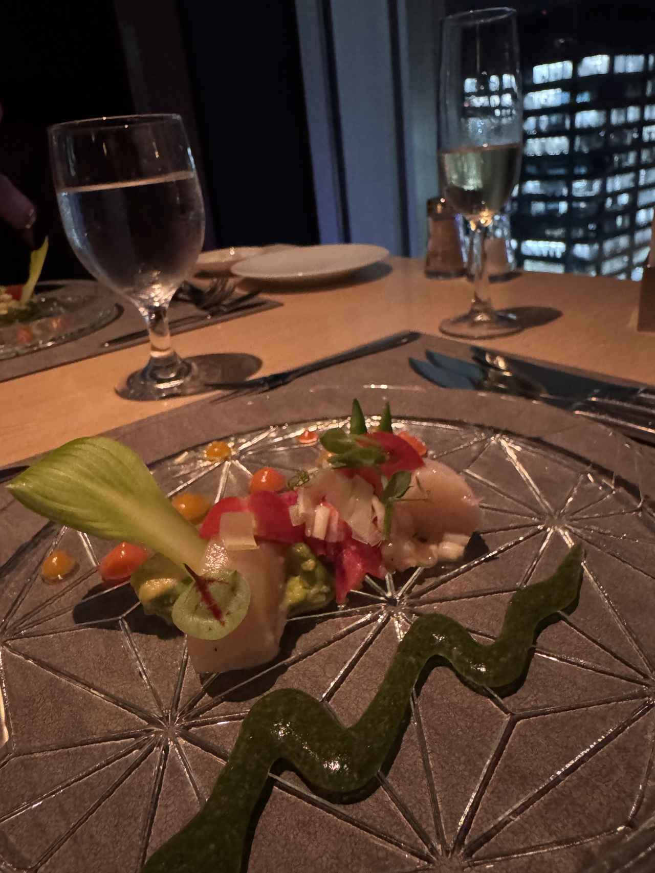 画像: 冷製オードブル オマール海老と帆立貝のライム風味　春の野菜とアボカドの大葉ソース