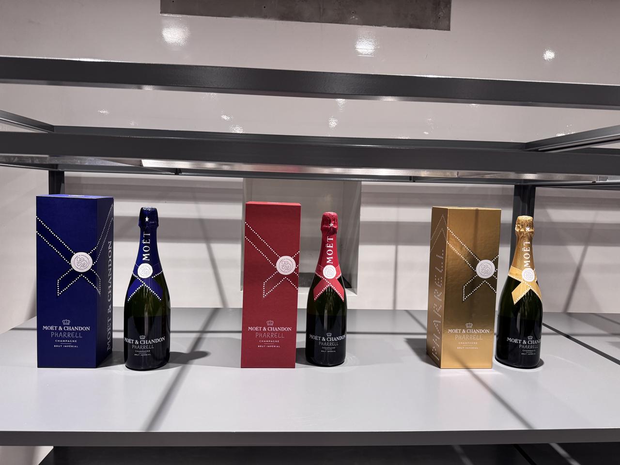 画像: 価 格:8,950円(税別)/ 9,845円 (税込) 色 :ミッドナイトブルー、ディープレッド、ゴールド アッサンブラージュ ピノ・ノワール 30-40%、ムニエ 30-40%、シャルドネ 20-30% ドザージュ 7.0 g/L セラーでの熟成期間 24ヶ月 モエ・エ・シャンドンを代表するシャンパン「モエ アンペリアル」のボトルとボックスを、ミッドナイトブルー、ディープレッド、ゴールドの3種類でファレル・ウィリアムスがデザイン。パールを連想させる白いドットで、ボックスの側面にはファレル・ウィリアムスの名前が、ボトルのロイヤルシール部分にはイニシャルがデザインされています。