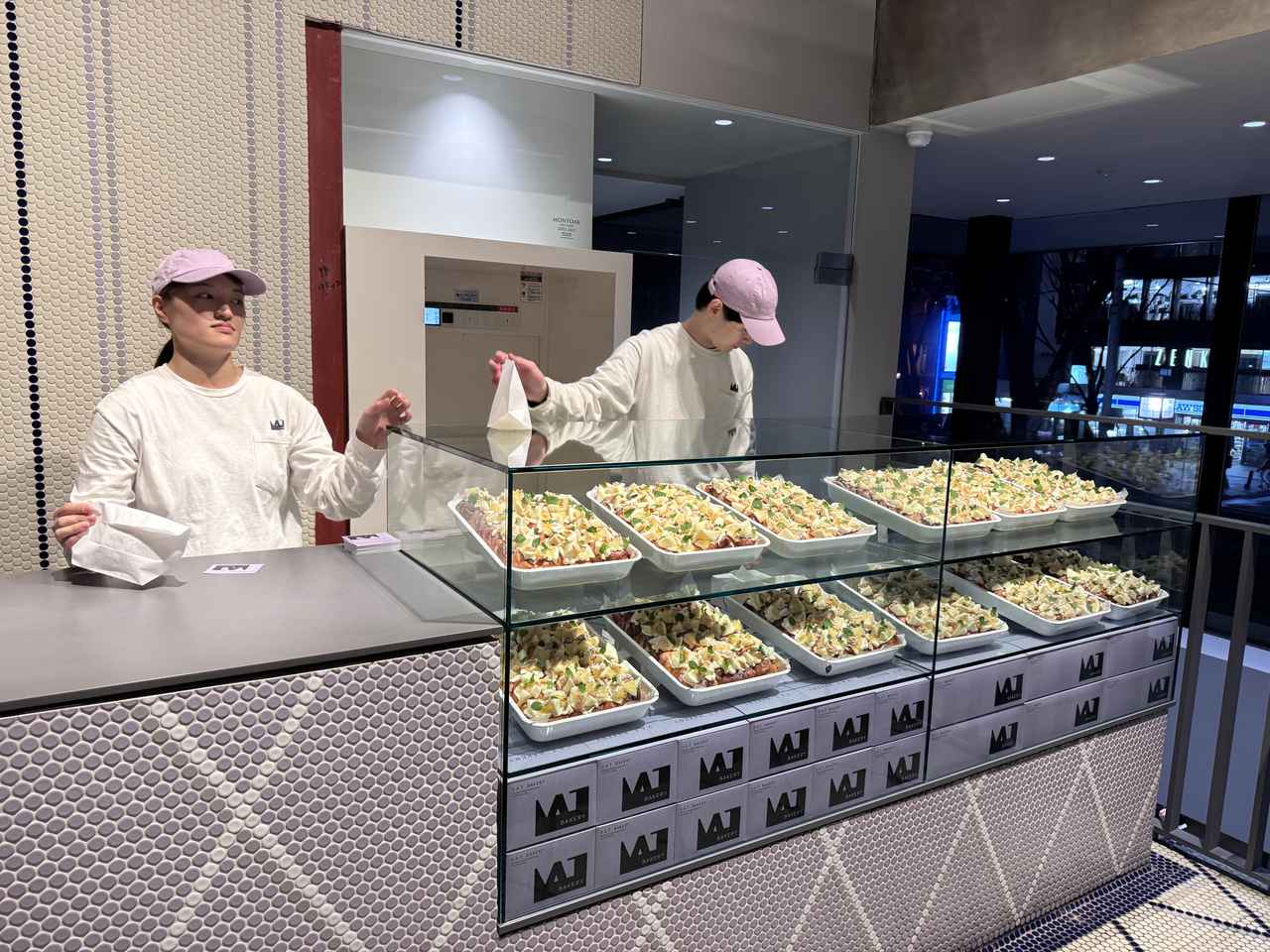 画像1: モエ・エ・シャンドン×ファレル・ウィリアムス 限定コレクションが表参道「V.A.」に登場!