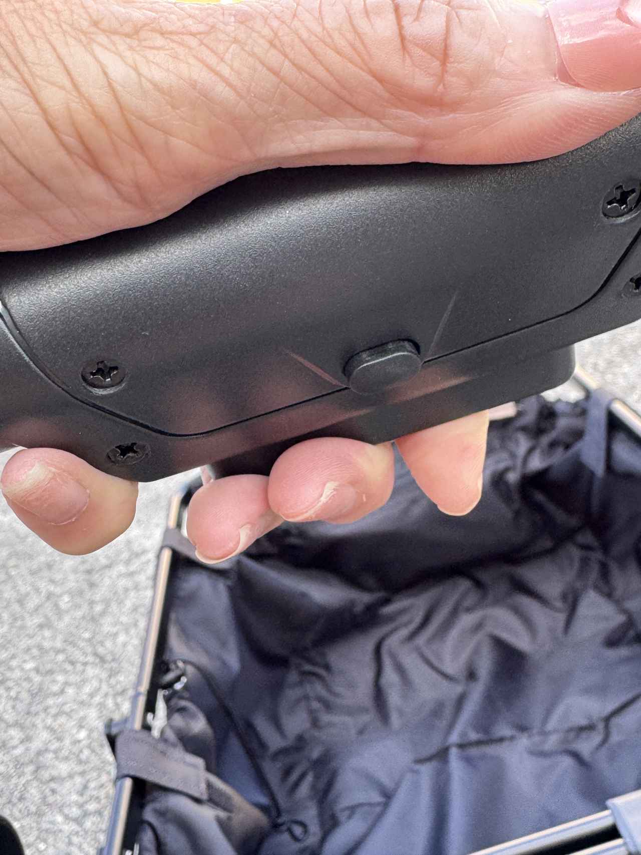 画像: このボタンを押しながら下のレバーを引き上げることで開閉ができます。