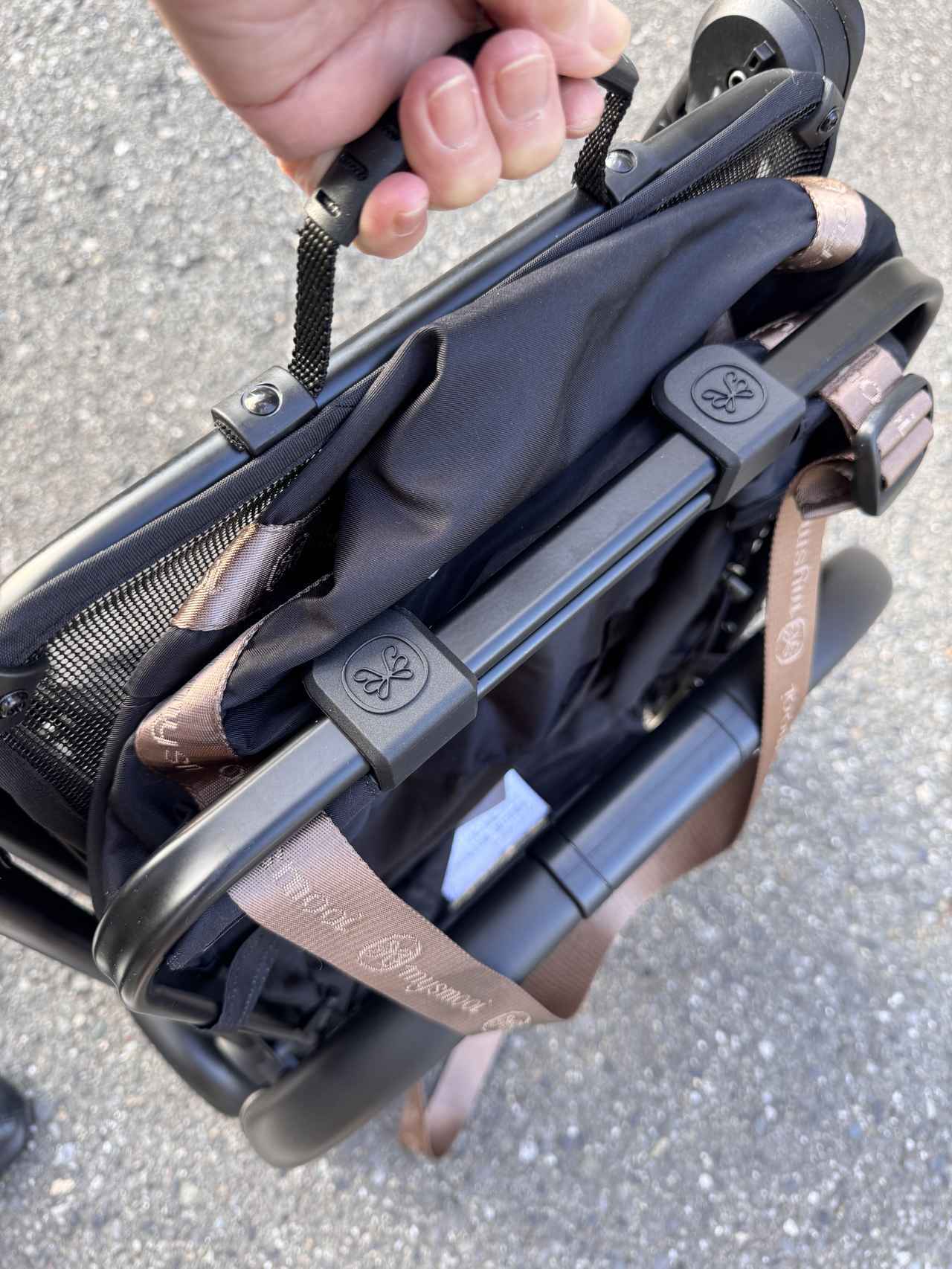 画像: ボタンひとつでコンパクトにたため、開くときもボタンひとつで簡単操作。