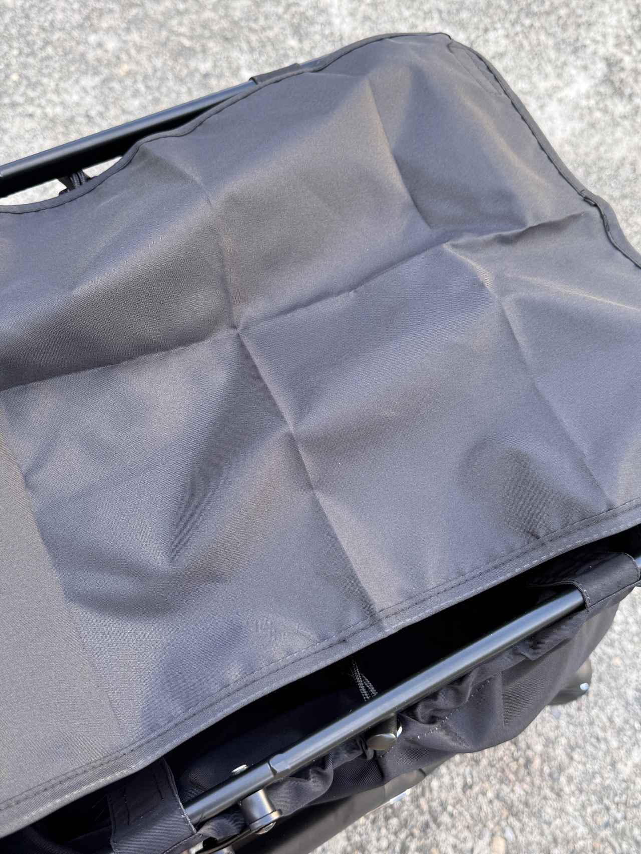 画像: 共布を広げればカバーになります。