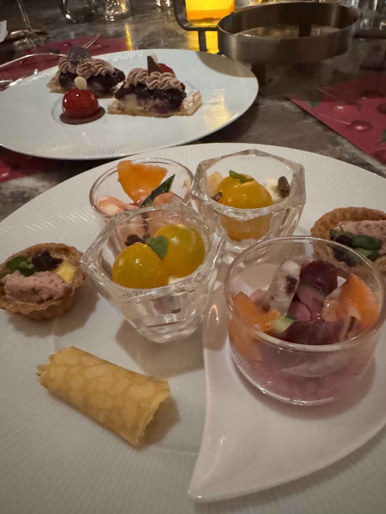 画像: 鴨とグリオットのキッシュ、カプレーゼ、生ハムとチェリークリームのクレープ、スモークサーモンとクスクスのサラダ