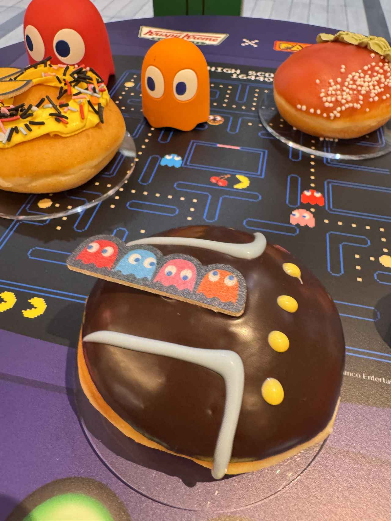 画像: 『ゴースト チョコレート 』 【販売期間】2025年5月14日（水）～6月中旬頃 【販売価格】410円（イートイン418円） 往年の「パックマン」ファンも大興奮！？ チョコクリームを包んだ生地の上に広がるのは、ゲームでおなじみの「パックマン」の世界。 バニラ風味とカスタード風味のコーティングでメイズ(迷路)を描き、愛らしいモナカのゴーストたちを登場させました。