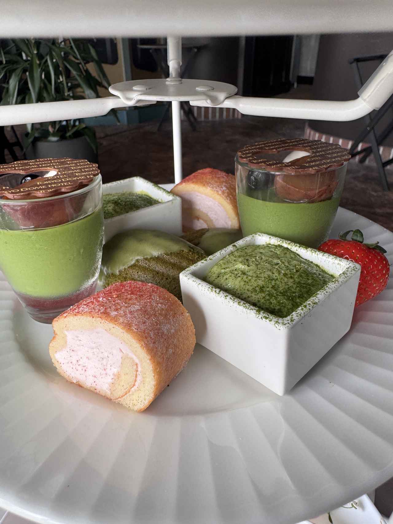 画像: ●抹茶ブランマンジェ　●抹茶マドレーヌ　●苺・抹茶の豆腐ティラミス風　●本日の苺 「苺・抹茶の豆腐ティラミス風」やコクのある味わいの「抹茶ブランマンジェ」、抹茶の香り漂う「抹茶マドレーヌ」。
