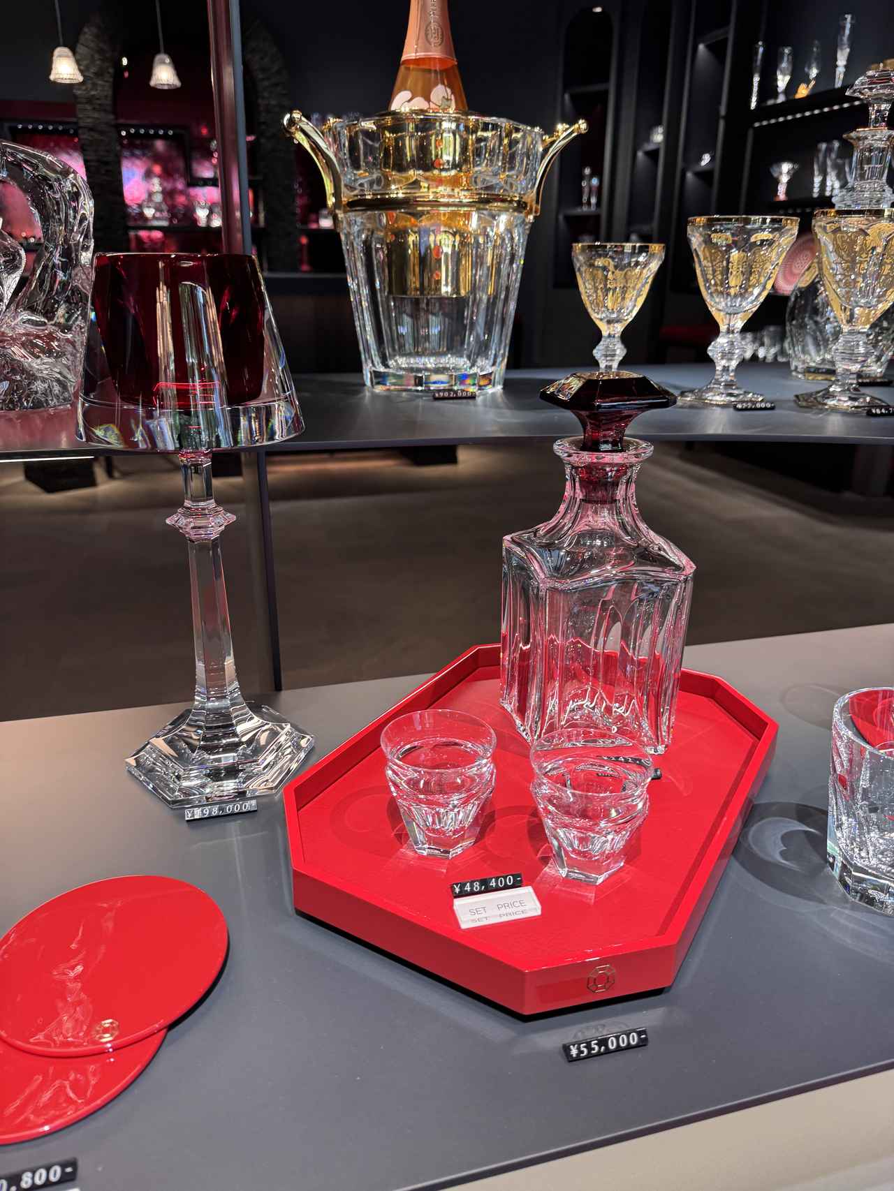 画像 : 4番目の画像 - 「深紅の煌めきに酔いしれる♡「バカラショップ 丸の内」移転リニューアル＆“バカラの壁”広がるバーが誕生！」のアルバム - カワコレメディア