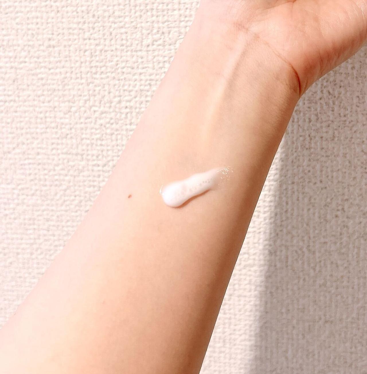 画像: 髪に馴染ませると、早速サクラの上品な香りが♪