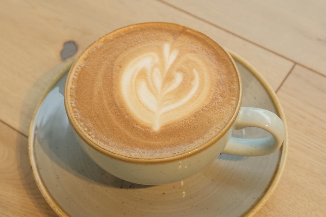 画像: カフェラテ（ホット） Rサイズ 715円／Lサイズ 753円〈テイクアウトはR702円／L739円〉（税込）