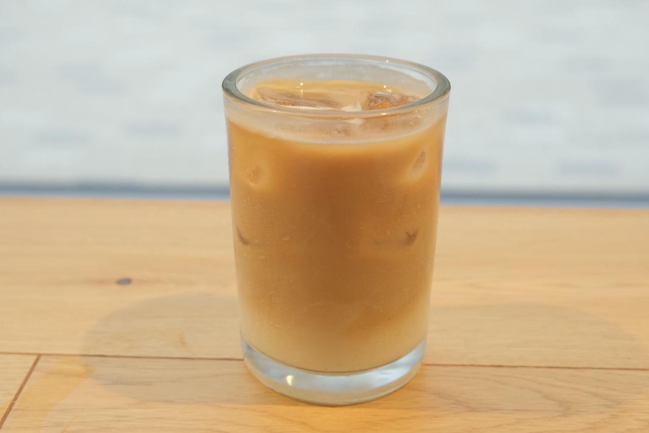 画像: カフェラテ（アイス） Rサイズ 715円／Lサイズ 753円〈テイクアウトはR702円／L739円〉（税込）