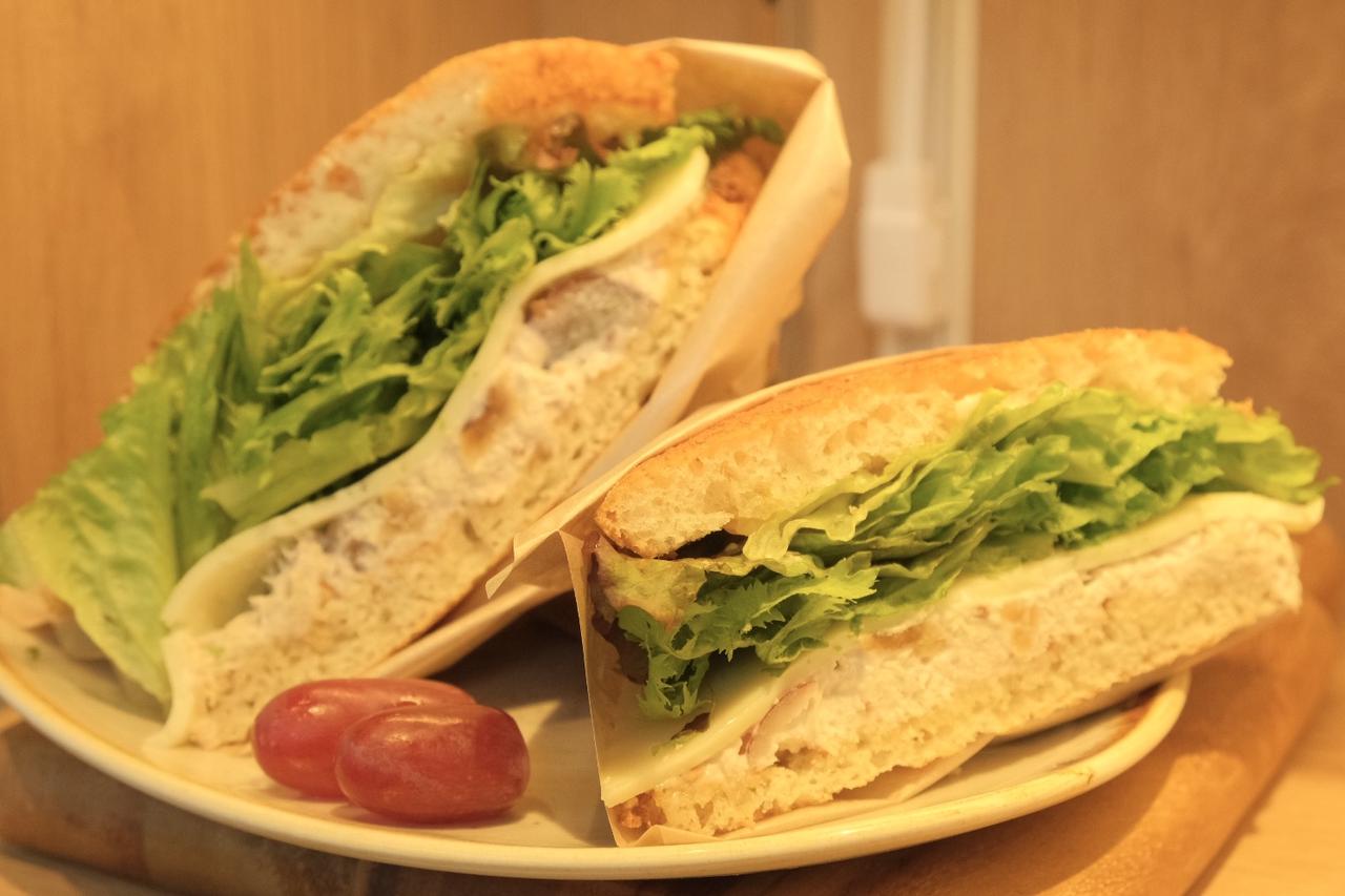 画像: 特製チキンサラダサンド 1,080円（税込）〈テイクアウトは1,060円（税込）〉