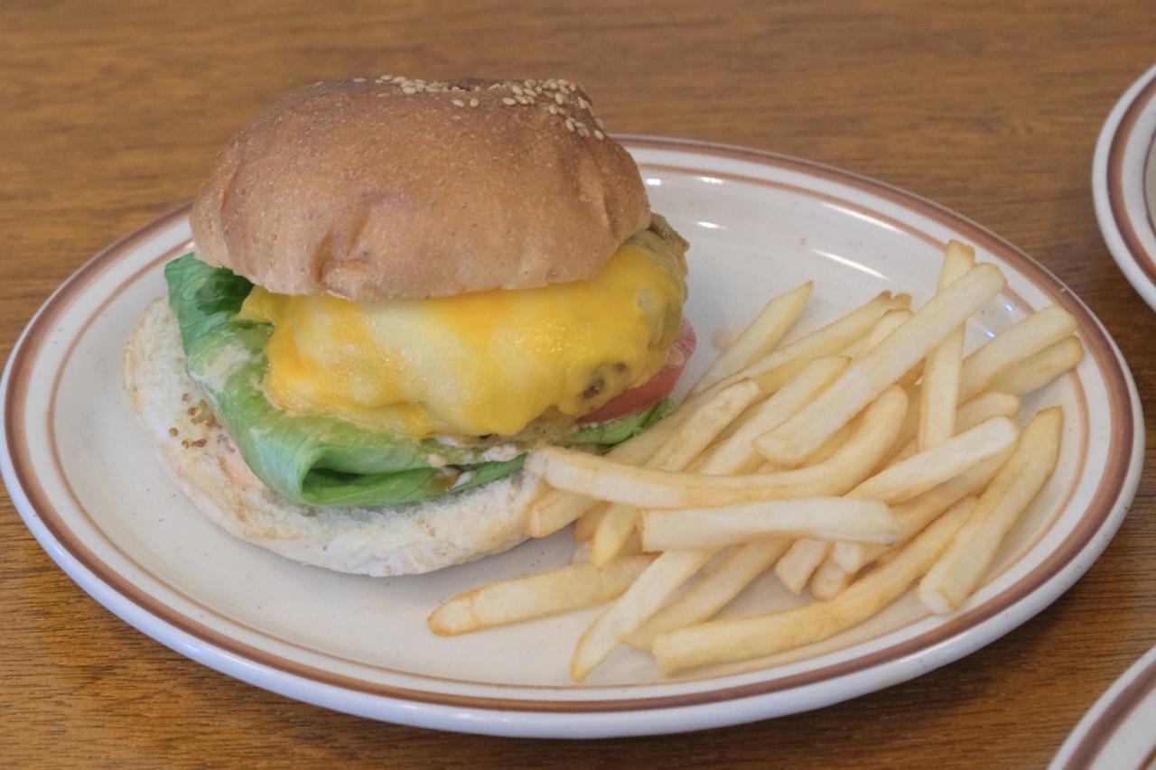 画像: グレートチーズバーガー 1,300円〈テイクアウトは包材費込みで1,300円〉（税込）