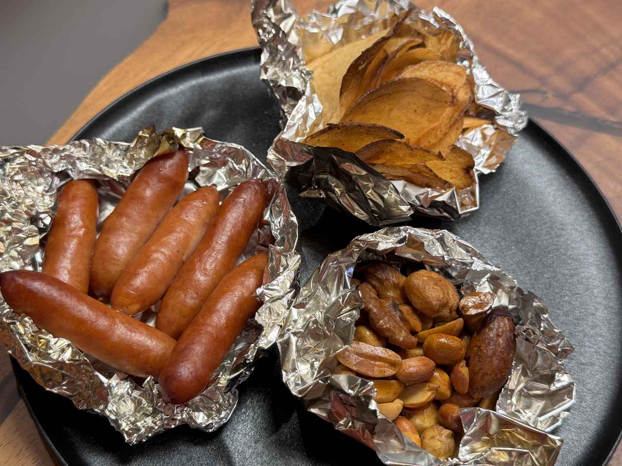 画像: チーズ、ミックスナッツ、ポテトチップスなど日替わり食材を、フルーティーな燻製用のりんごチップでしっかり燻します。