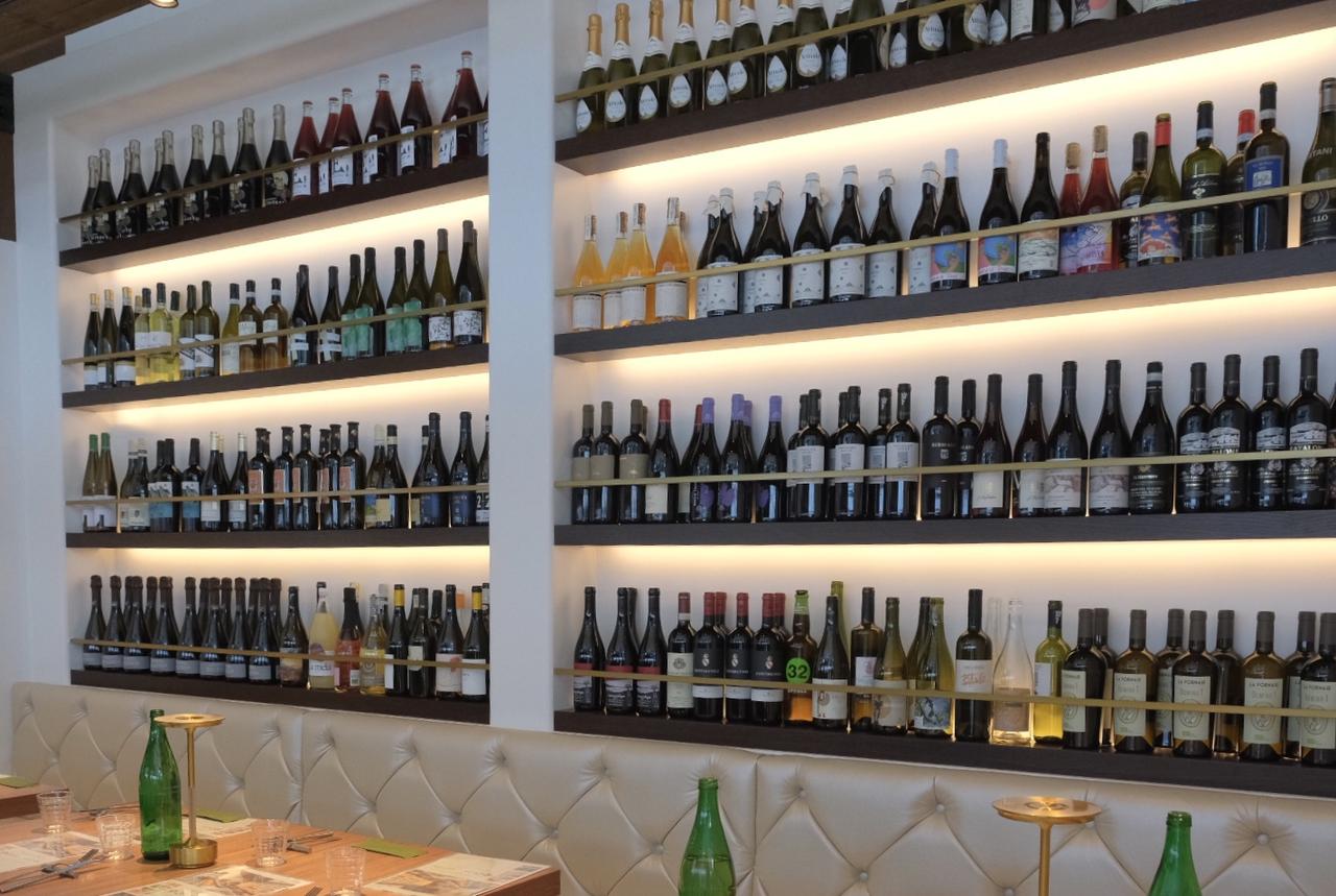 画像: シャンパンやワインはもちろん、ビールやカクテルもラインナップ！