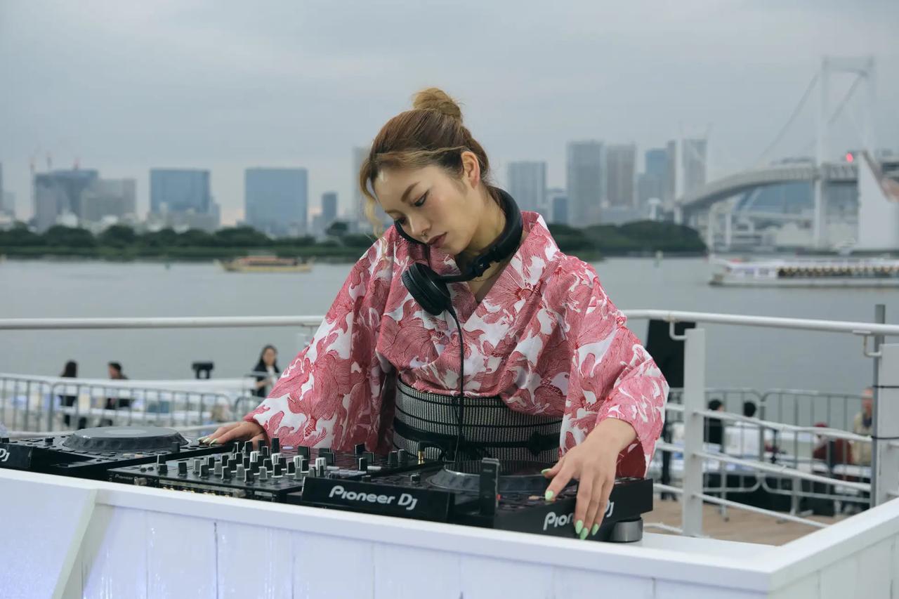 画像1: 東京湾に感動の嵐♡物語が空に描かれる唯一無二の花火体験【STAR ISLAND 2025】