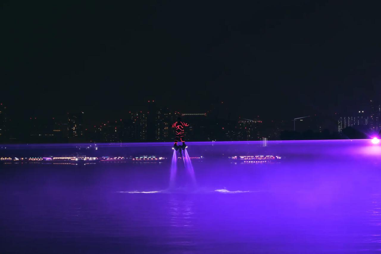 画像7: シートに寝転んで鑑賞♡ラグジュアリーな観覧スタイルも話題