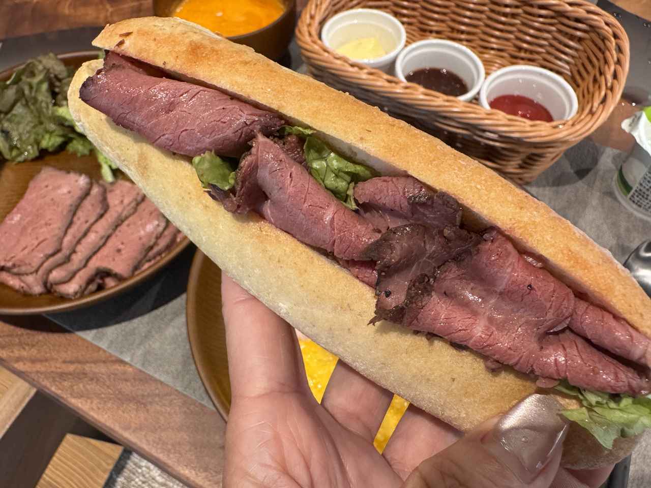 画像: 自身で作るローストビーフサンド