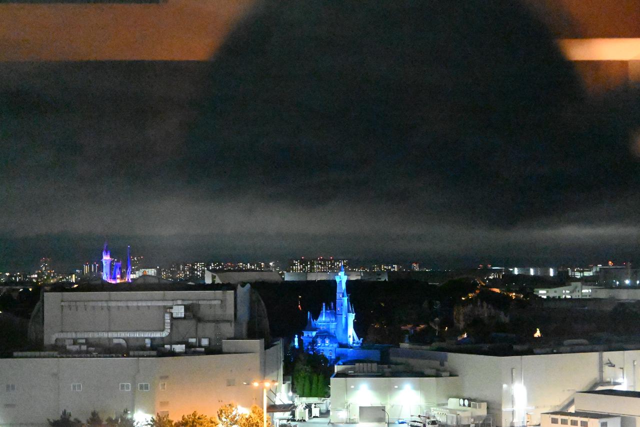 画像: 窓から見えるのは…ライトアップされたシンデレラ城！