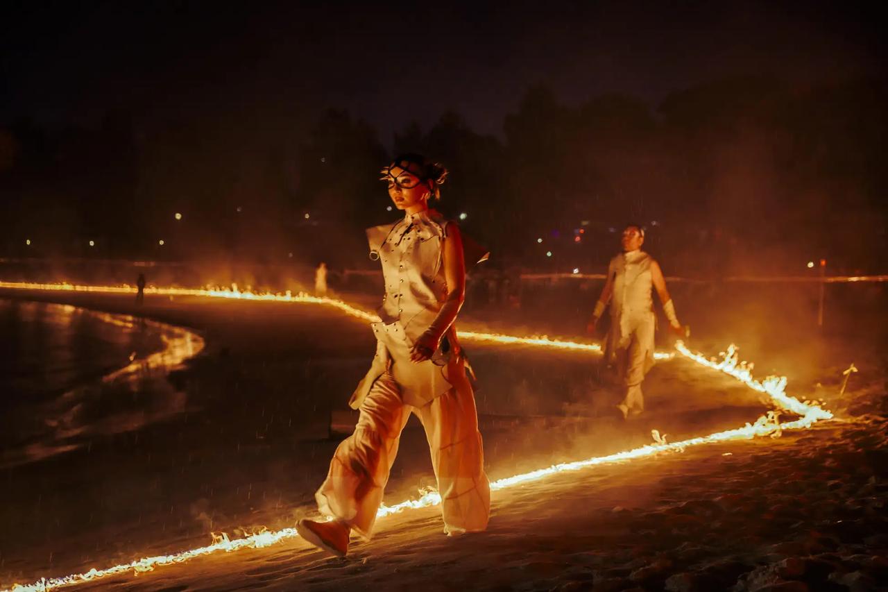 画像6: シートに寝転んで鑑賞♡ラグジュアリーな観覧スタイルも話題