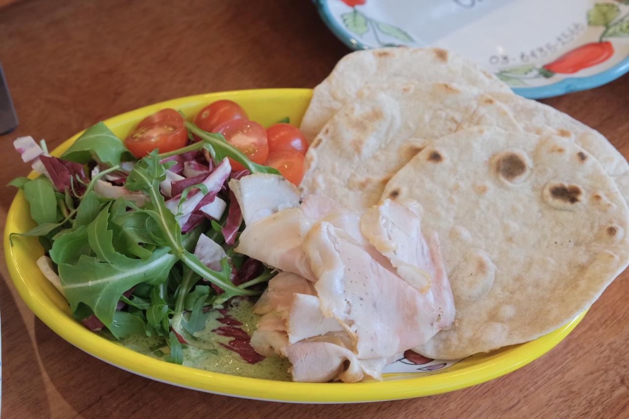 画像: 花悠豚のポルケッタ＆ピアディーナ 2,400円（税込） ボタニカルポーク・花悠豚をハーブと共にロースト。 薄切りにしたポークと野菜を、イタリアの薄焼きパンピアディーナに巻いてどうぞ！