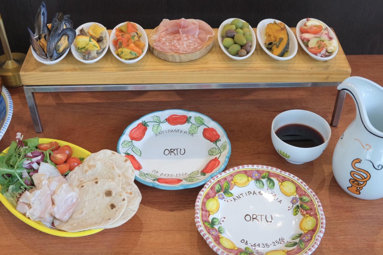 画像: 野菜たっぷりのイタリア惣菜とスライスしたての生ハムがウリ♩