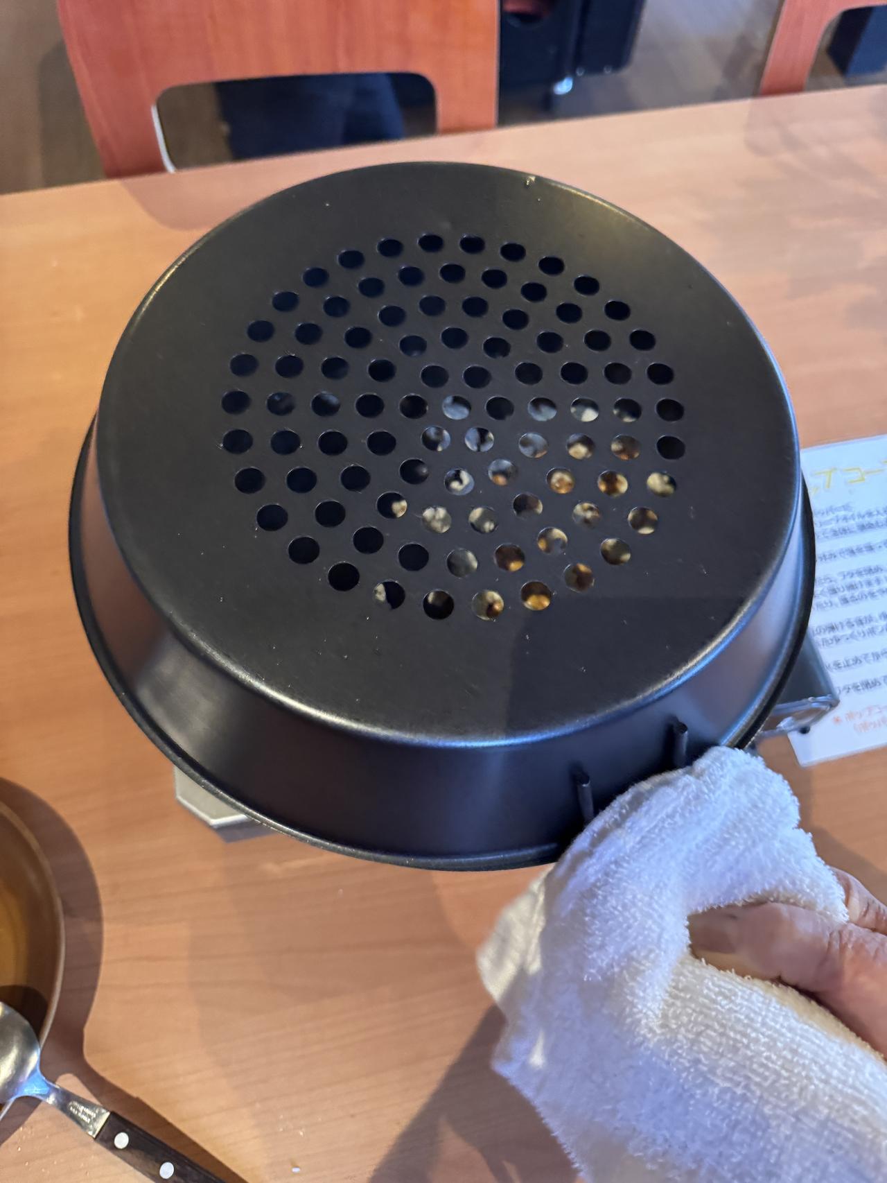 画像: 専用シェイクポップにポップコーンの種を入れて、カセットコンロを点火し均等に火が通るように振りながら待つだけ。