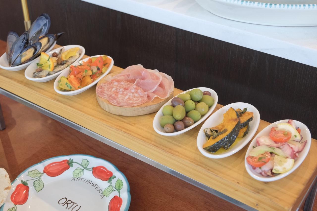 画像: ズラリと並ぶ多彩なイタリア惣菜は目移り必至 ！ お任せ惣菜8種盛り 1,800円／6種盛り 1,350円／6種＋生ハム・サラミ 1,800円（税込）