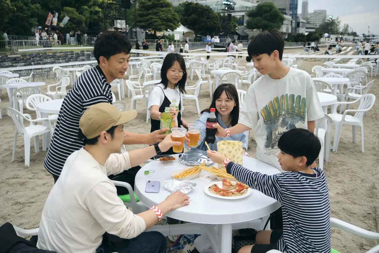 画像1: シートに寝転んで鑑賞♡ラグジュアリーな観覧スタイルも話題