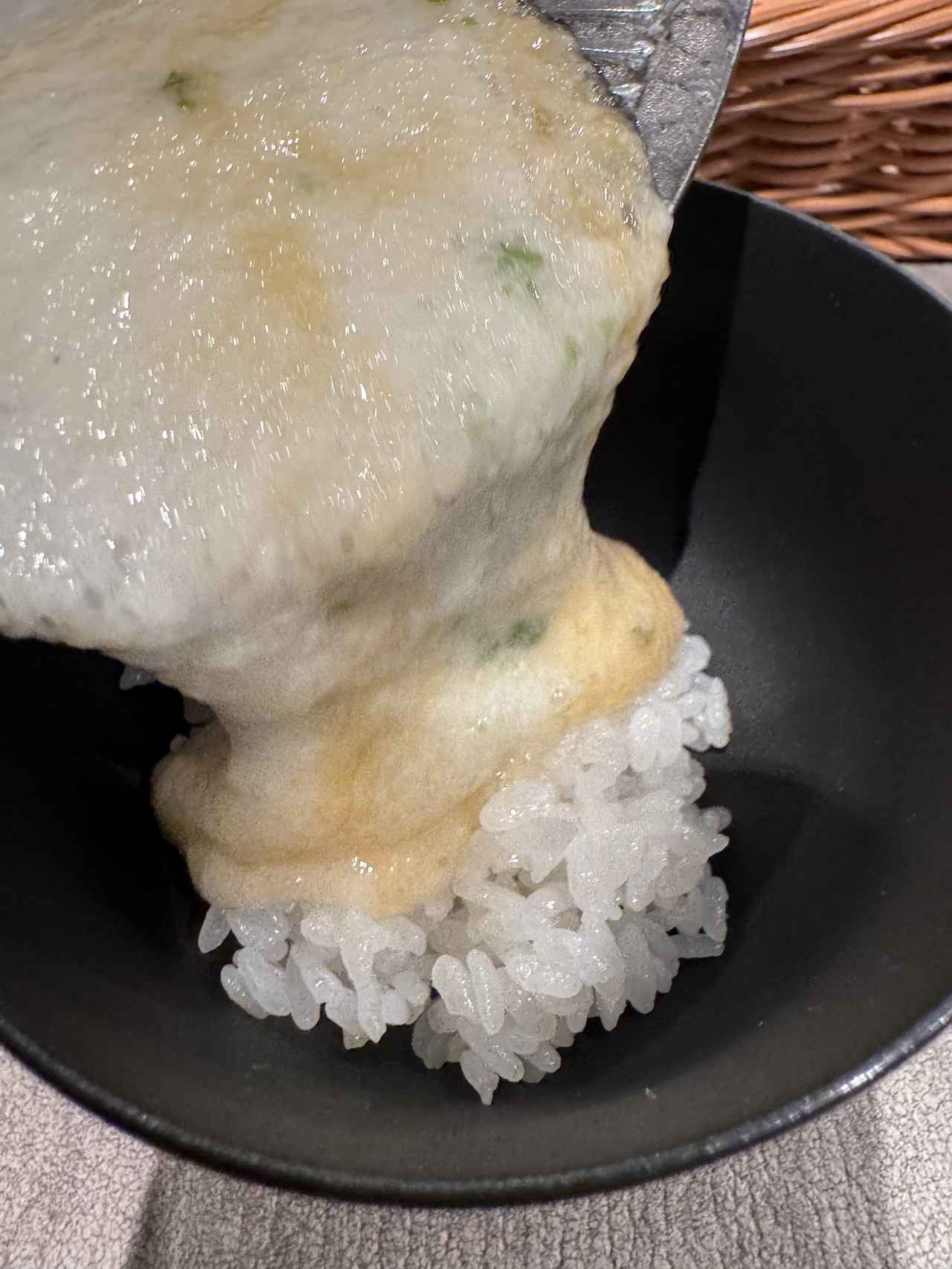 画像: 炊きたてごはんにたっぷりとろろをかけて