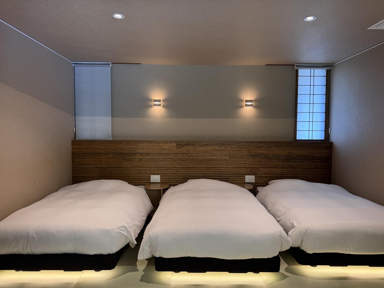 画像: ベットが3つ✕2部屋