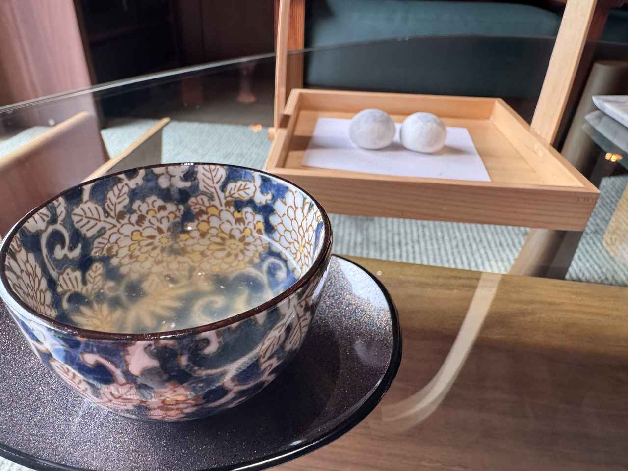 画像: ウエルカムドリンクのゆずハニー茶と伊勢神宮の玉砂利をイメージしたクッキー