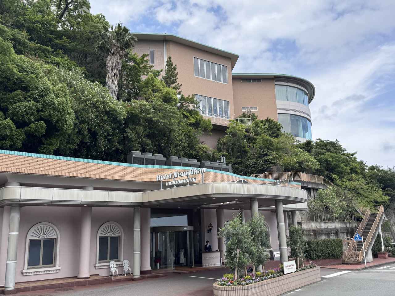 画像: 断崖絶壁の頂上に佇む「ホライゾン・ウイング」