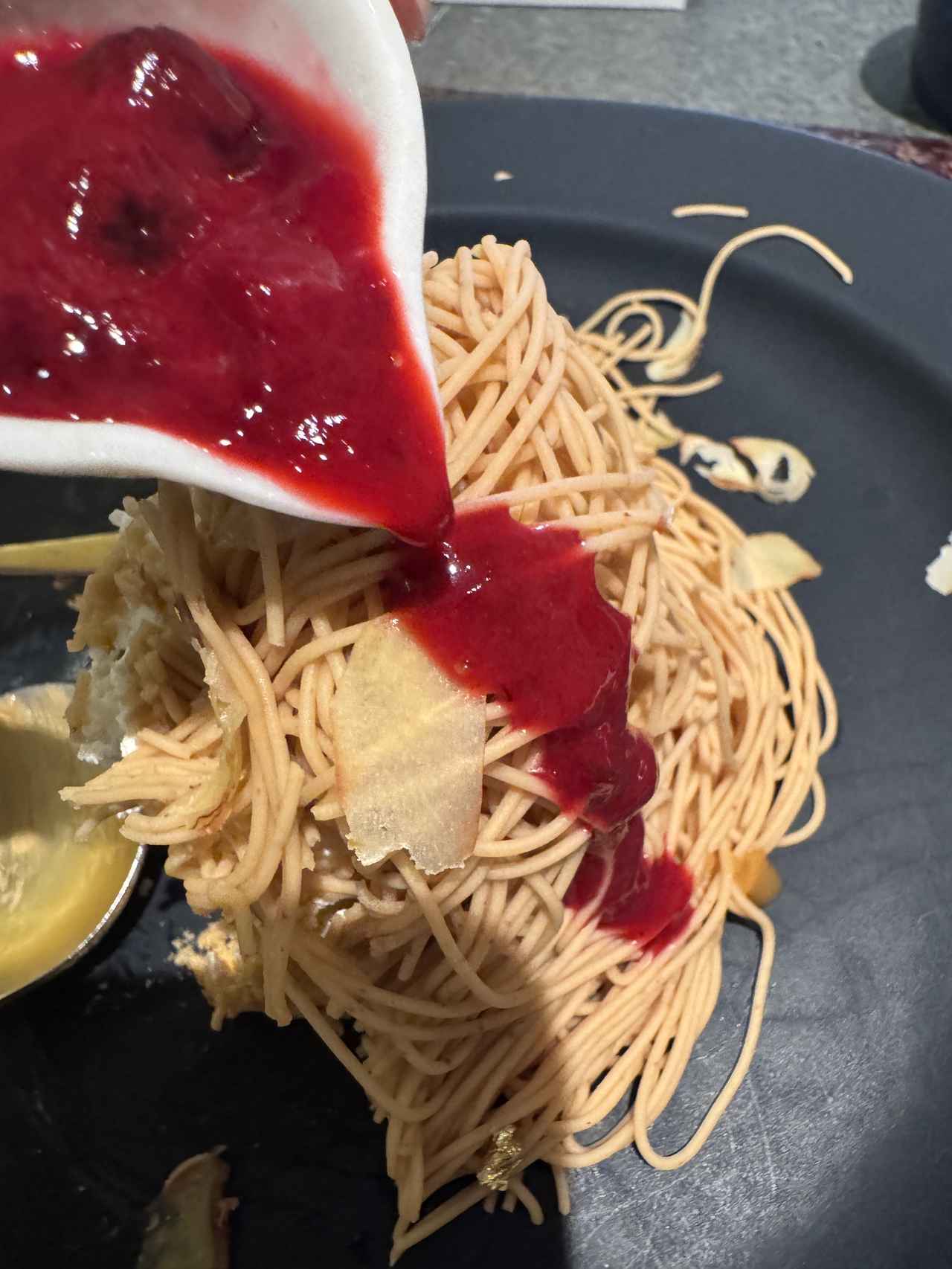 画像: 木苺のソースと塩キャラメルのソースをお好みでかけて味変も楽しめます。