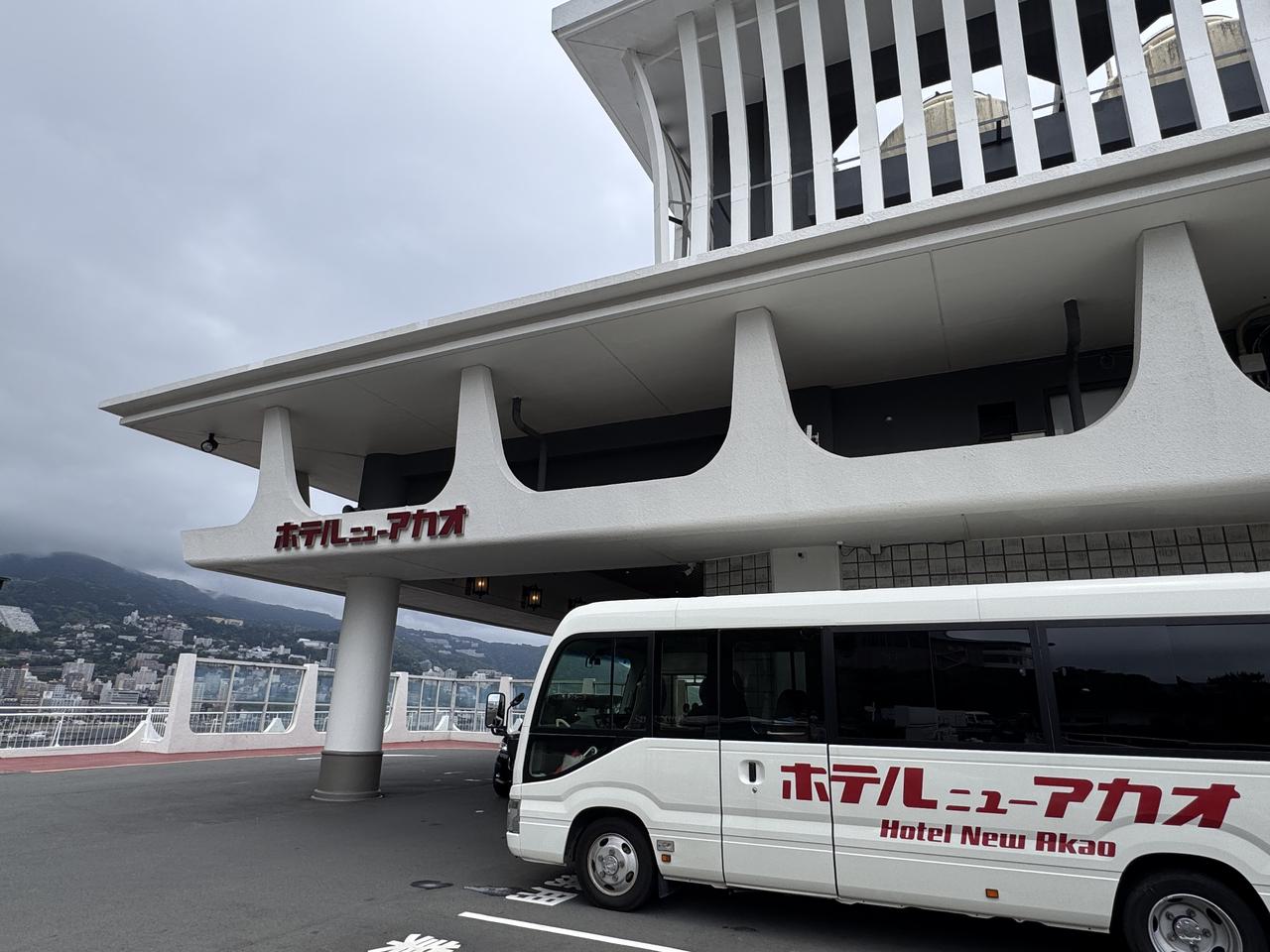 画像: JR熱海駅⇔ホテル間の無料送迎バス。予約不要。直接バス乗り場までお越しください。 hotel-new-akao.com