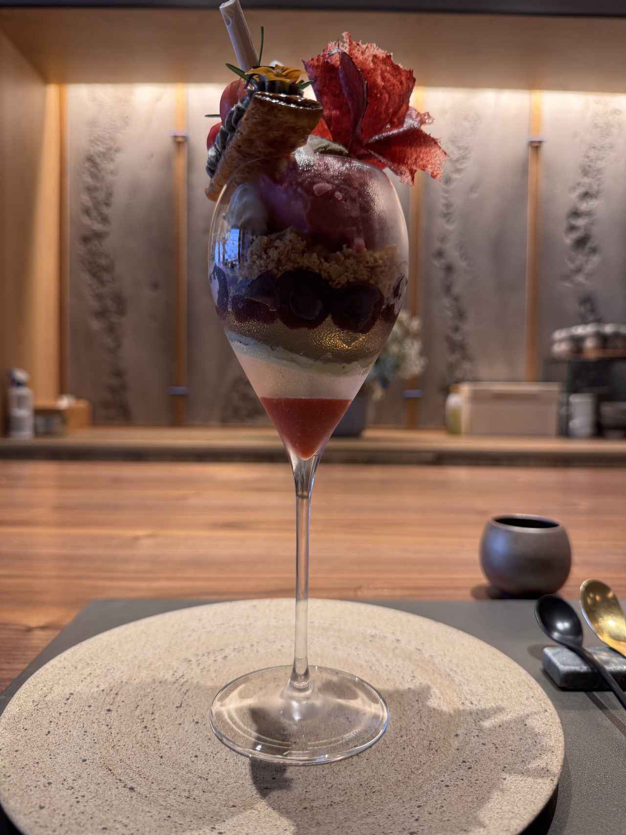 画像: 艶やかな佐藤錦と濃厚なダークチェリーを主役にした、華やかなチェリーパフェ。ピスタチオ×黒ごまの自家製ジェラートに加え、グリオットソルベが爽やかなアクセントを添えます。チェリーの甘酸っぱさを主軸に、多層的な香りと食感を楽しめる、初夏だけの贅沢なひと皿です。