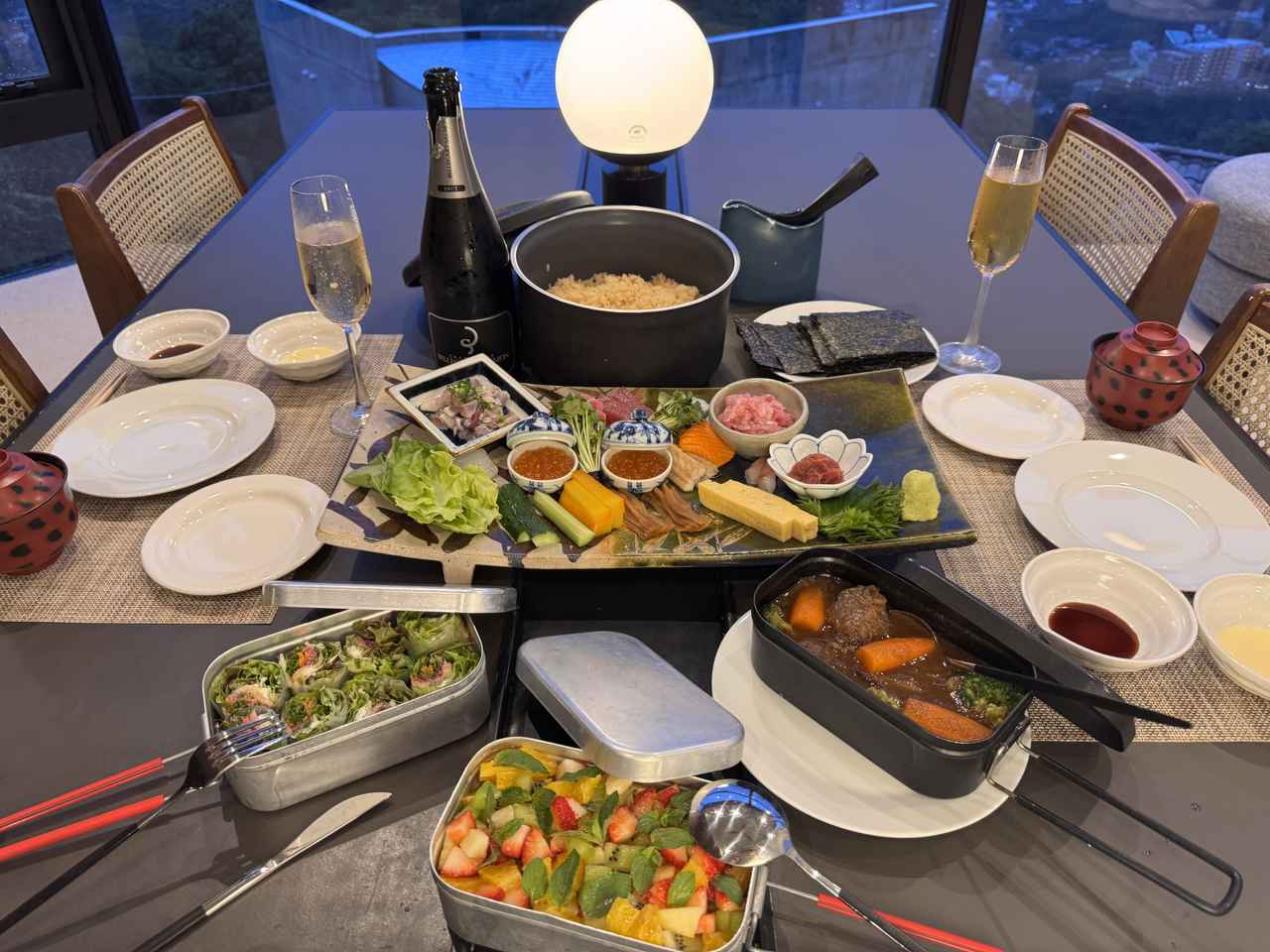 画像: バトラーが食事の時間に運んでくれます。