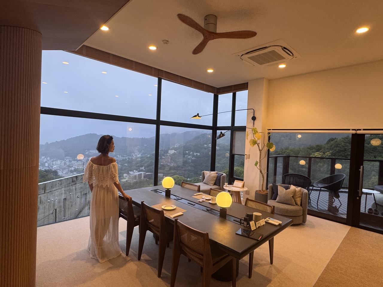 画像: テラス、和室、キッチンとつながる2階のダイニングルーム。