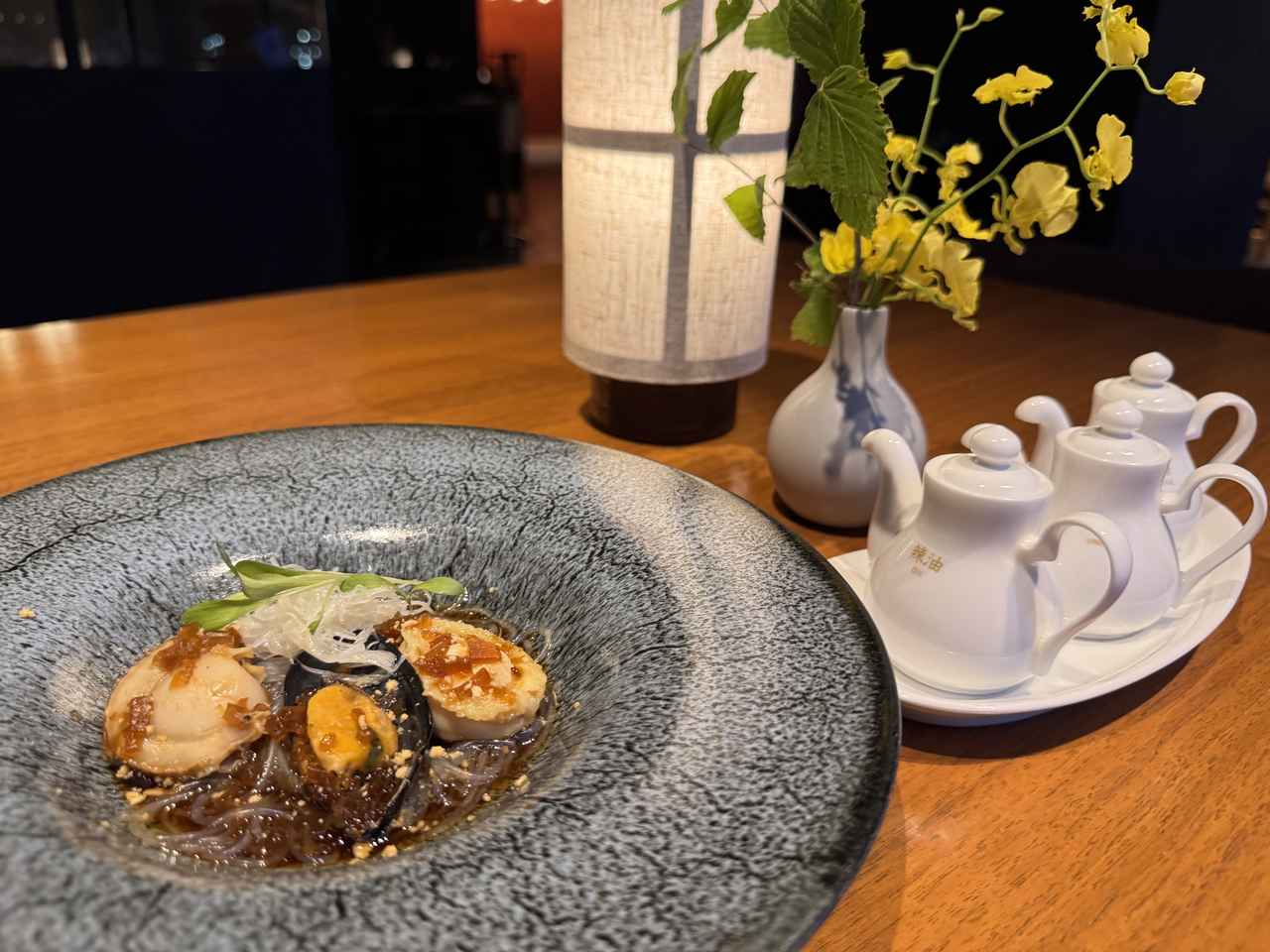 画像: ホタテ貝、ムール貝、春雨の湯引き 自家製シーズニングソース掛け