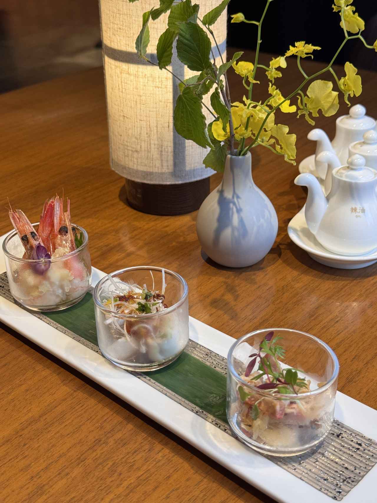 画像: 前菜 ・くらげ、蒸し鶏、チャーシュー特製胡麻ソース ・薄切り豚肉のスパイシーガーリックソイソース ・甘海老の塩麹和え　葱生姜ソース