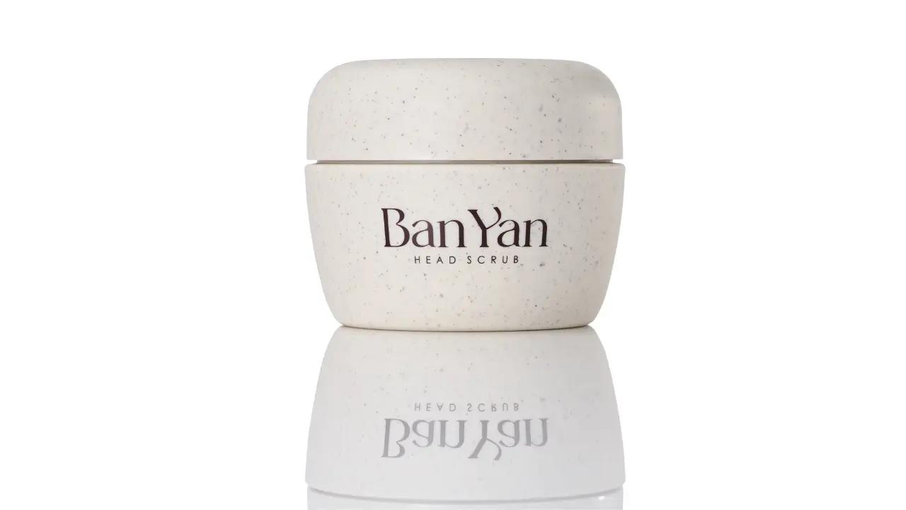 画像: * 商品名：Ban-Yan（バンヤン） ヘッドスクラブ * 発売日：2025年6月12日（木） * 内容量／価格：200g/4,980円（税込） * 使用方法：週2回、シャンプー前に使用してください。髪と頭皮をよく濡らし、適量を頭全体に馴染ませて指の腹でマッサージし、よくすすいでください。 * 使用頻度：週に２回までが目安です。 * 香り：メロウジャスミン