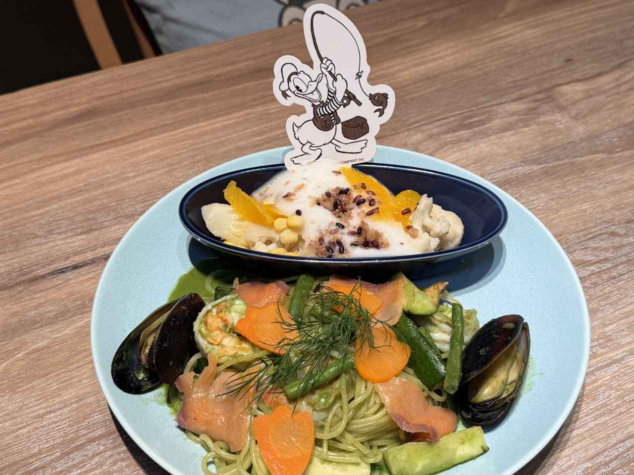 画像: 大漁だ、大漁だ！シーフードジェノベーゼパスタ＜ドナルド＞ 2,640円税込  ©︎Disney