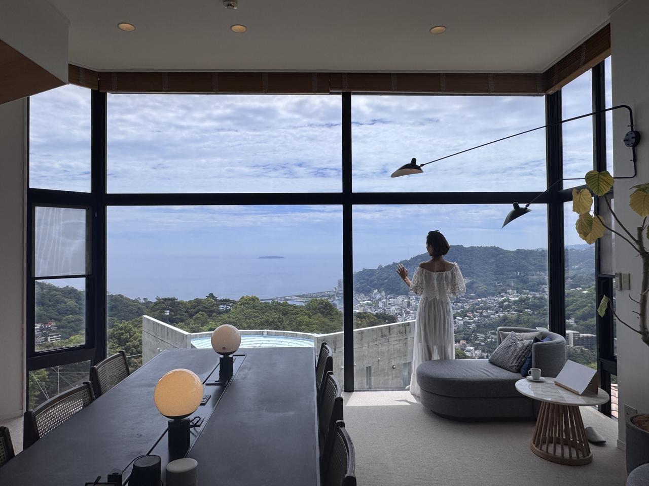 画像: 目の前に広がるのは、海と空、そして遥か向こうに浮かぶ初島のシルエット