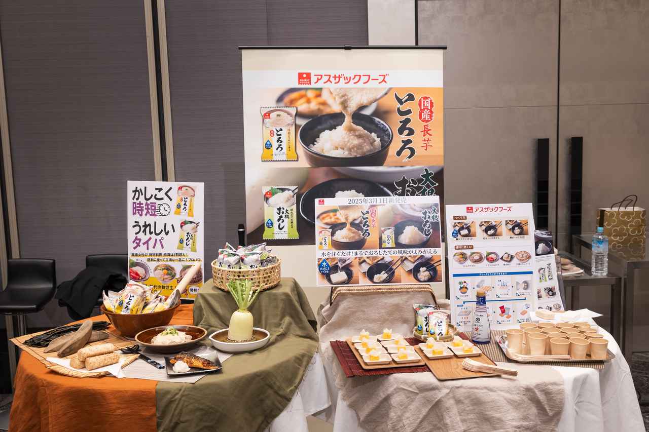 画像: フリーズドライ国産長芋とろろ　標準小売価格：170円（税抜） おろしたての国産長芋使用。水を注ぐだけで 長芋本来の風味と粘りがよみがえります。 かつおと昆布のだし、沖縄の塩で味付けしているので、そのままお使いいただけます。