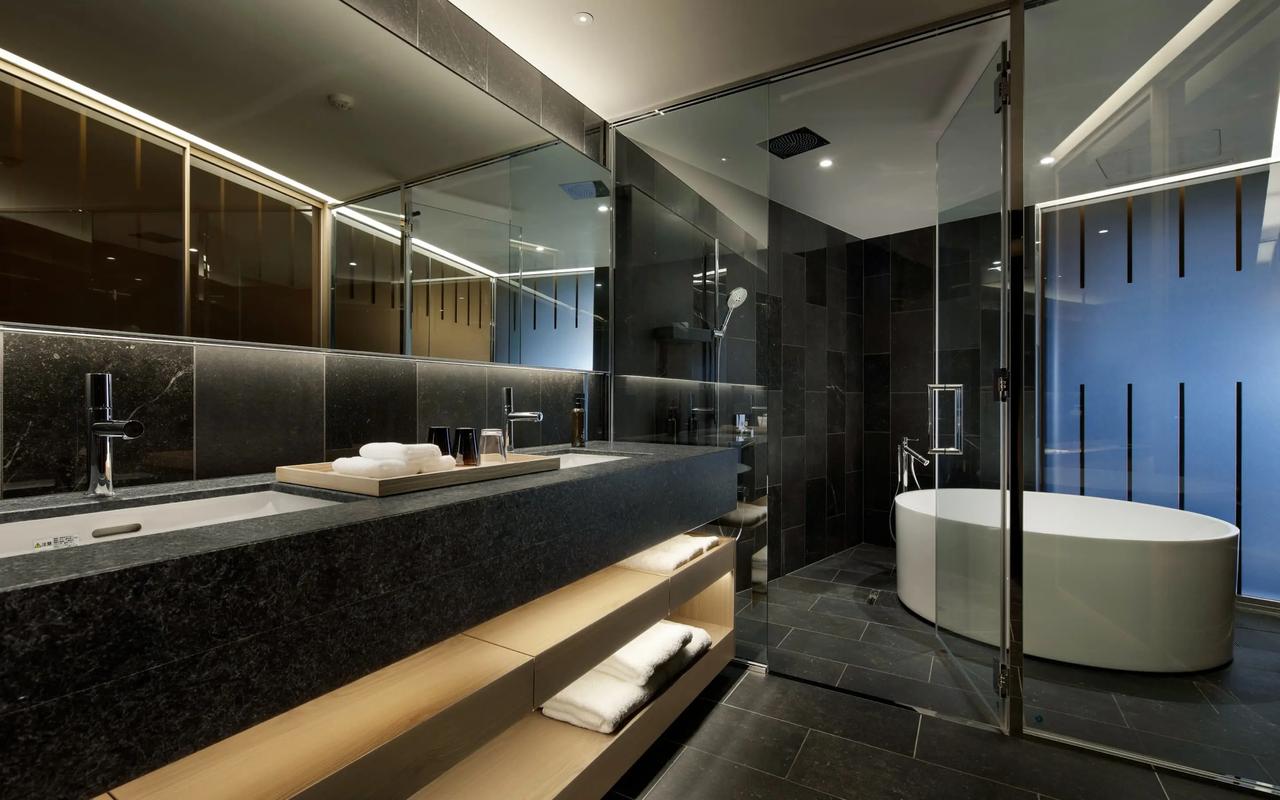 画像: 黒を基調としたモダンシックなバスルーム