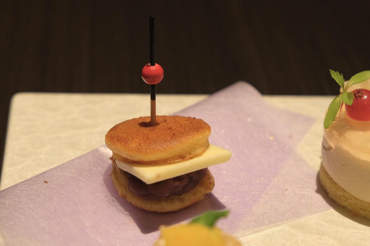 画像: ●【日本茶を使用した逸品】しろごまあんバターどら焼き × 「冷たい極上ほうじ茶」