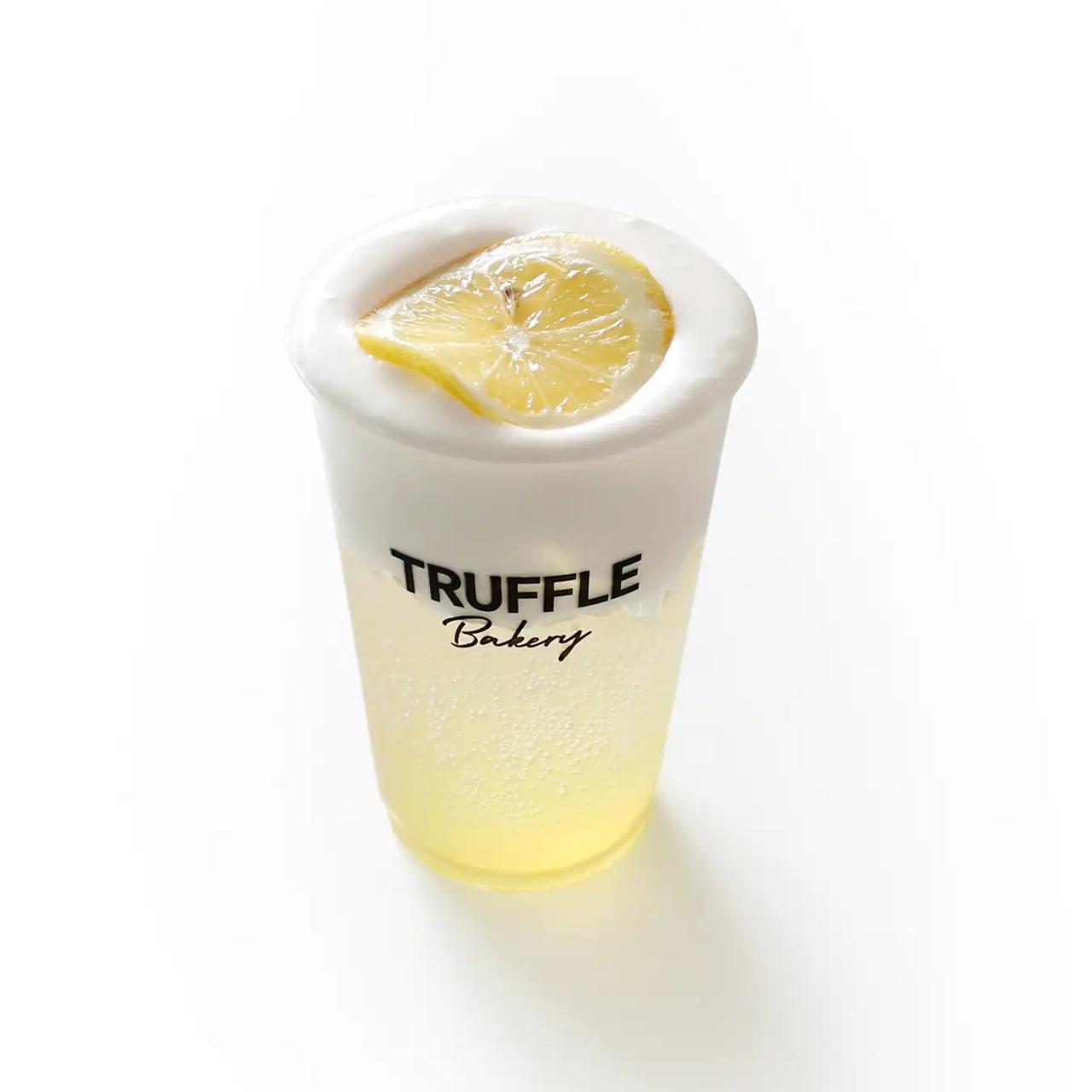 画像: 限定ドリンク "八ヶ岳天然水のレモンチーズクリームソーダ" 八ヶ岳の天然水を使用したレモンソーダの上に、クリームチーズと生クリームで作ったクリーミーなチーズクリームをたっぷりとのせ、レモンを飾っています。爽やかにデザート感覚で楽しめる、天然水を使用した新宿限定ドリンクです。