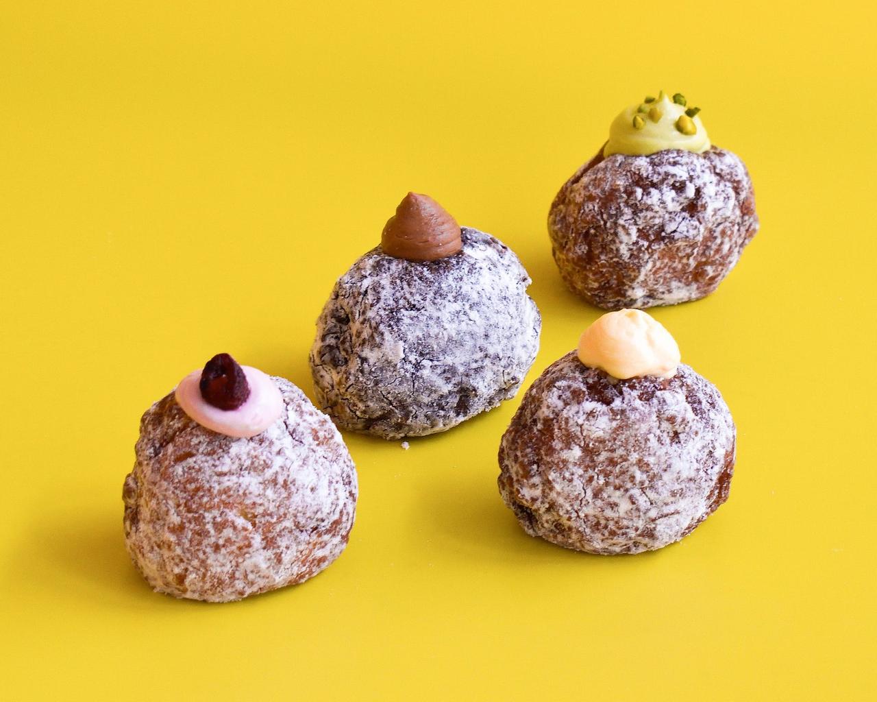 画像: カスタード(右中央)/ ピスタチオクリーム(一番奥)/ フランボワーズ(手前)/ チョコレートクリーム(中央)※写真はイメージです