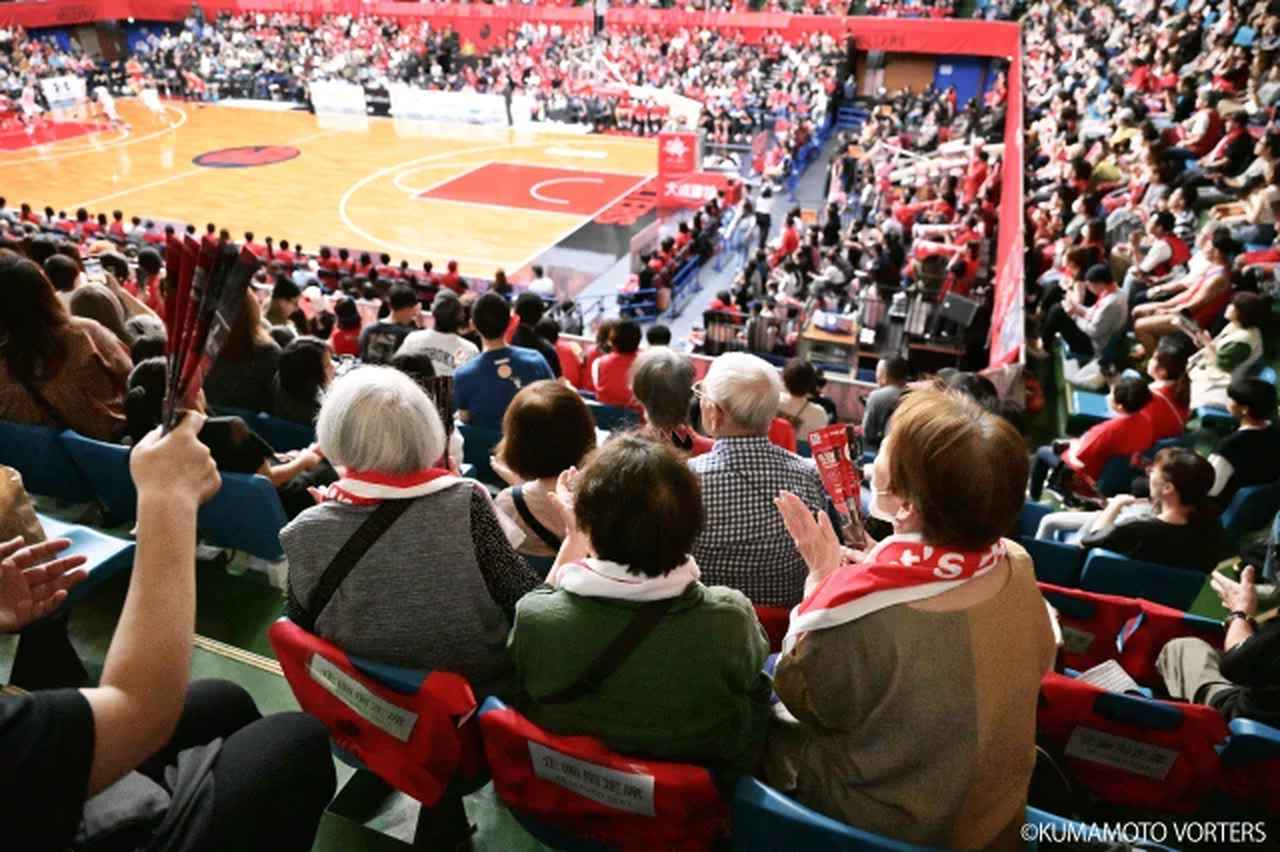 画像: 2024年10月19日（土）20日（日）熊本県立総合体育館開催の熊本ヴォルターズ×神戸ストークスの試合にて、ご利用者様参加の観戦ツアーと始球式を実施。試合観戦に参加のために、体調を整えたり、その後も外出意欲が促進される効果も！ www.lets-reha.jp