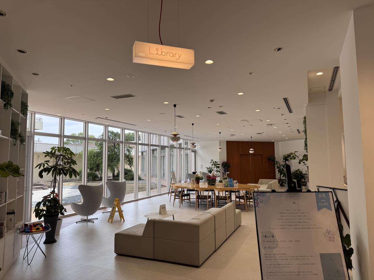 画像: 【まってるライブラリー】 ブックディレクター幅允孝氏プロデュースによる「明日が楽しみになる本」をテーマにセレクトした、11カテゴリーの本が並びます。